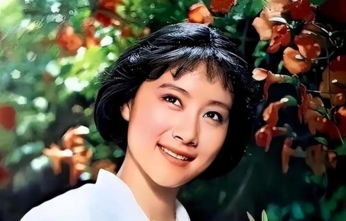 如今隐居上海的黄梅莹，和儿子彻底划清界限后，75岁越活越潇洒！