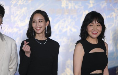 闫妮菜市场挑选蔬菜被偶遇！无滤镜素颜曝光，与精修图差距太大
