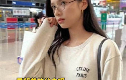 张婧仪线下被偶遇，穿拖地裤打扮老气，生图嘴唇厚长相普通
