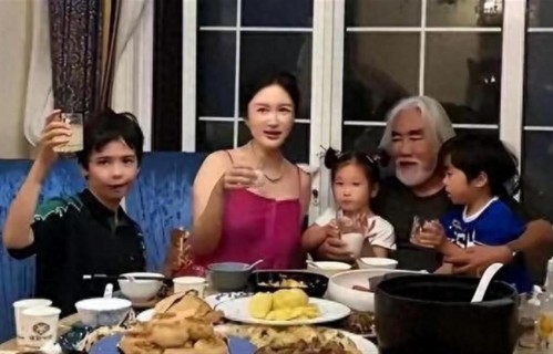 张纪中与小娇妻及三个子女 在家中就餐时的一幕 老夫此生无憾