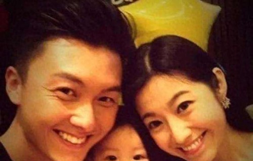 陈自瑶女儿与男友晒恩爱亲吻照曝光，社交网成父母同框特别空间