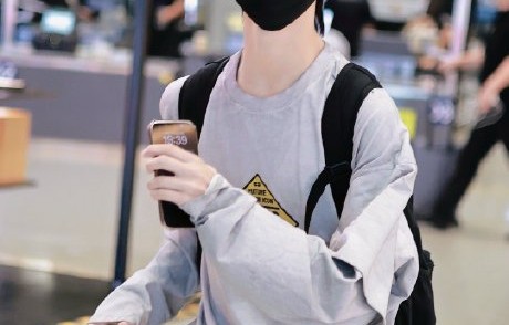 林子烨此前在机场对代拍冷脸与这次对待付费粉丝的态度有何不同？