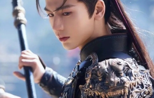 何润东0成本翻红的根本原因找到了，不是“粉底液将军”的对比