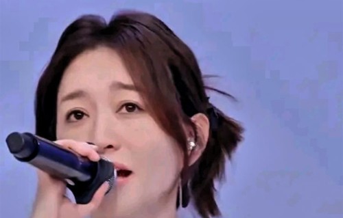 50岁李小冉被骂上热搜，一张素颜照狠抽内娱假唱的脸，老娘不退赛