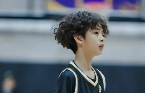 不拼颜值不拼爹，孙俪儿子梦想打CBA职业联赛，姚明和他是观赛搭子