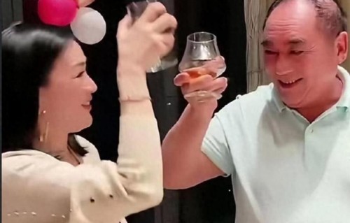 钟丽缇和公公一起小酌饮酒，举止自然不拘束，家庭氛围和睦温馨