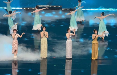 观众对陈卓璇、赖美云、赵晴、张小婉四人国风舞台《春三月》的唱功和默契度评价如何？