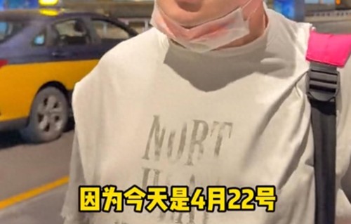 阎鹤祥庆祝闺女满百天，送2个大金镯还有金锁，女儿长得白又胖 