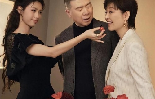 徐帆澄清离婚仅7个月，冯小刚携养女贴脸，徐朵真实身份藏不住了