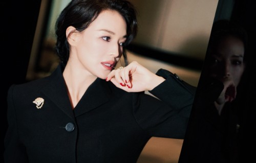 恭喜舒淇凭借《女孩》斩获第44届香港电影金像奖新晋导演，完成从影30年从金像“女神”到导演的华丽转身