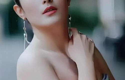 40多岁的徐百慧，人高马大，为人低调的她目前婚姻状态从未公开！