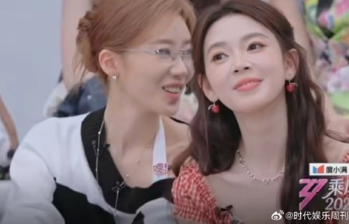 现场嘉宾张月看到王濛对李小冉的表情时，具体是什么反应？