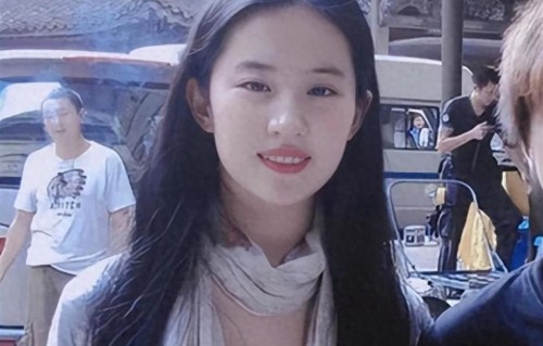 刘亦菲为何一直单身？根本不是没人追，看完照片才懂真实原因