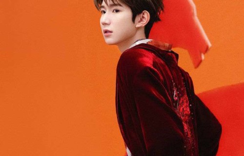 王源红丝绒西装太绝了！除夕亮相年味十足，粉丝：源哥又帅出新高度|发型|TFBOYS|造型|比耶|营业