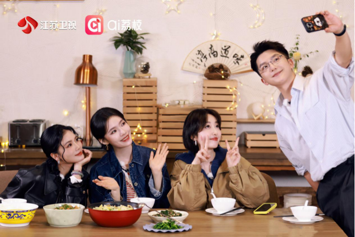 林允与蒋梦婕、黄英、林晓一起张罗“春日老友局”（节目组供图）