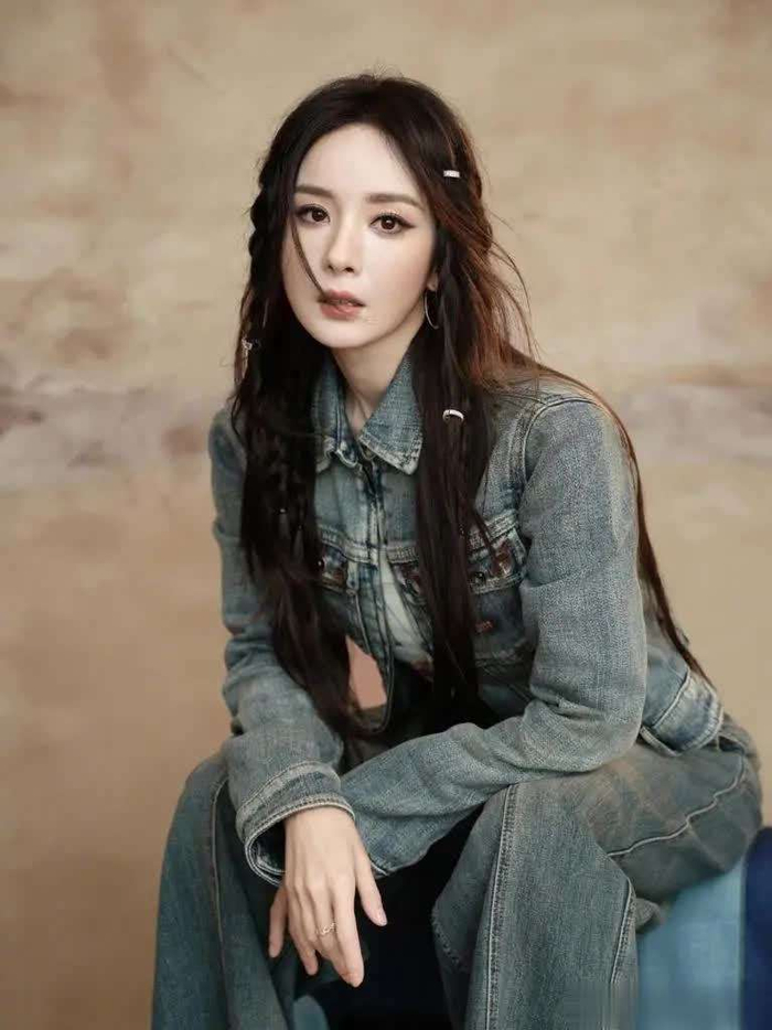  二十年的岁月足以让青涩褪去，让繁华沉淀，但它从未冲淡杨幂与绿苑之间的深情。他们的故事中没有戏剧化的高潮，却有着细水长流的温暖和默契。最理想的偶像与粉丝关系，从来不是你在台上发光，我在人海点灯，而是我们并肩走过，彼此成为更好的人。杨幂用真心回馈粉丝的热爱，粉丝则用坚定的陪伴迎接岁月。这种双向的奔赴，才是娱乐圈中最宝贵的风景。它让我们明白，无论时代如何变迁，真诚始终是最动人的力量，双向的真心，永远能跨越漫长的岁月。