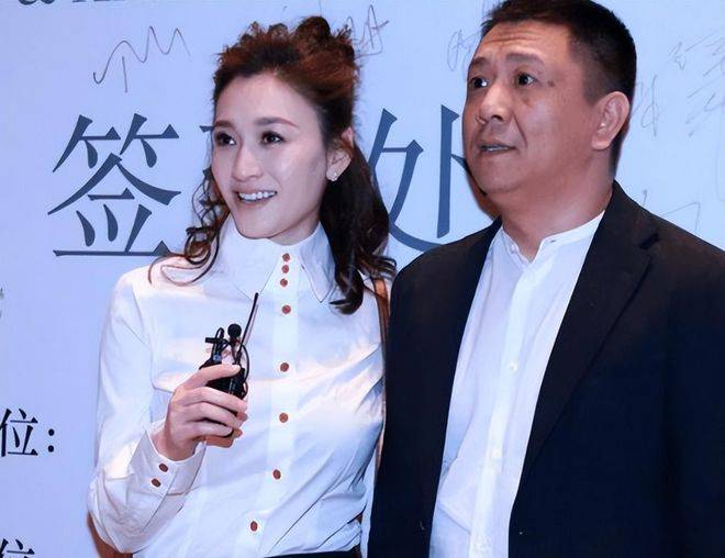  分手后的她很快遇到了导演鄢颇，两人合作拍戏擦出了火花，性格也非常契合，感情稳定到几乎谈婚论嫁。可谁知，2010年，鄢颇在一次意外中受伤住院，这件事闹得沸沸扬扬，而李小冉也始终寸步不离地陪伴在他身边。不管外界的闲言碎语如何，她都没有离开。然而，2013年底，他们最终分手，原因至今没有公开，只留下无尽的猜测和遗憾。 两段感情的波折让李小冉心情低落了很长一段时间，几乎放弃了对感情的期望，所有精力都投入到工作中。而就在这个时候，一个曾默默守护她十多年的男人终于走进了她的生活。这个人就是她现在的丈夫徐佳宁。两人早在1998年就认识了，当时李小冉19岁，徐佳宁在试镜现场递给她东西，那个时候他就对她心动了。尽管徐佳宁把这份心意藏了好多年，做了十几年的男闺蜜，但始终如一地陪在她身边，看着她经历了那么多感情的起伏。 等到李小冉恢复单身，徐佳宁再也按捺不住自己的心意，开始真诚地追求她。他并不急功近利，只是默默地陪伴，听她倾诉，带她散心，慢慢地治愈了她内心的伤痛。李小冉被他十六年的坚持和真心打动，最终答应了他的追求。2014年，他们被拍到一起去民政局办理结婚手续，李小冉也毫不避讳地晒出了牵手照，正式官宣了婚讯。2015年，他们在布鲁塞尔举办了浪漫婚礼，徐佳宁还砸钱买下古堡向她求婚，为她创造了一个梦幻般的婚礼场景。结婚后，徐佳宁一直把她宠得像个公主，不管她想做什么，他都会全力支持，包容她所有的小脾气。这些年来，他们的感情依然稳定如初，从未有过绯闻。李小冉也渐渐走出了过去的阴影，整个人变得更加自信和开朗。 看完李小冉的故事，很多人都豁然开朗。其实，她的冻龄秘诀并非是一块26元香皂的功劳，而是她放下了执念，不再与年龄作斗争，不与名利纠缠，背后还有满满的爱意在托着她。她脸上的每一份松弛和笑意，都是被爱滋养出来的，而这种状态，绝非任何贵价护肤品能堆砌出来的。