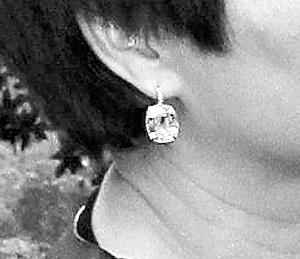 　　▲四太戴上赌王送的20卡钻石耳环。