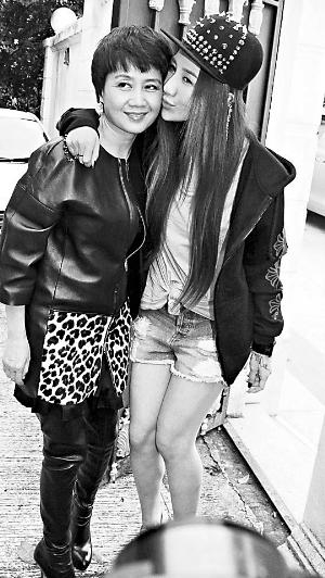 　　前日，何超盈在四太陪同下接受记者采访。