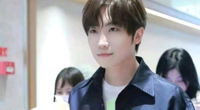 徐良跟王心凌的翻红几乎是一模一样的路子，总结起来就三点:有群众基础、作品多、有新鲜感。不过相比王心凌，徐良就没有那么好的运气了，因为他在第二场公演结束后被淘汰了，后面能不能复活看节目组如何安排吧。