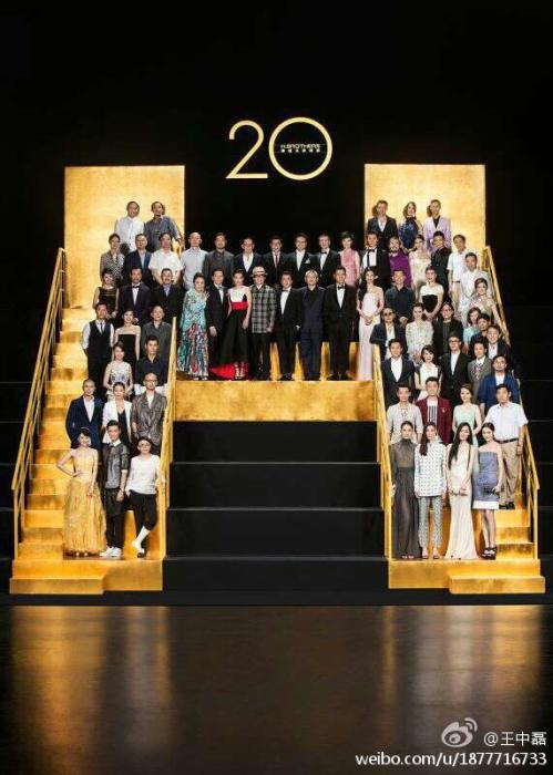   华谊兄弟20周年庆典合照。图片来源：王中磊微博